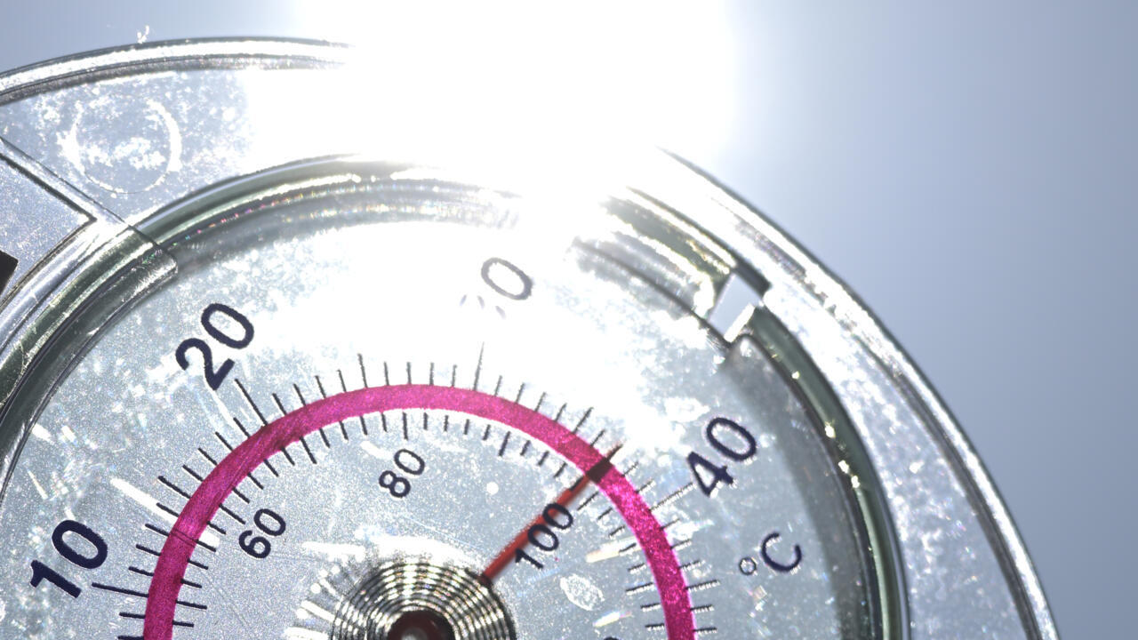 Un thermomètre indique une température de 37°C à Rennes, France