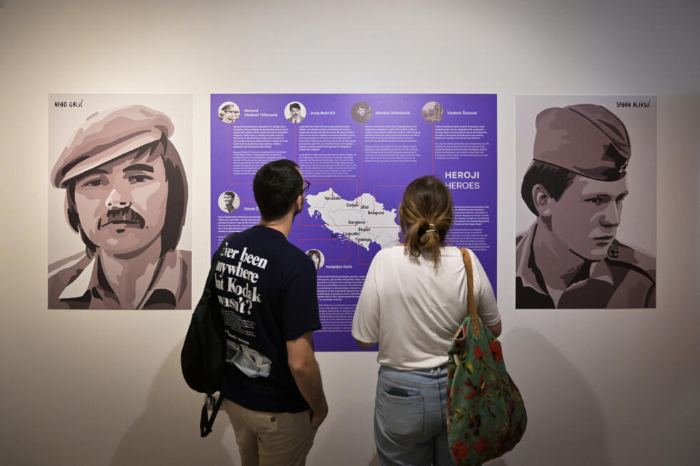 Des visiteurs pendant l'exposition 'Labyrinthe des années 90 : à la découverte des Balkans', dans une galerie à Belgrade, en Serbie, le 18 juin 2025