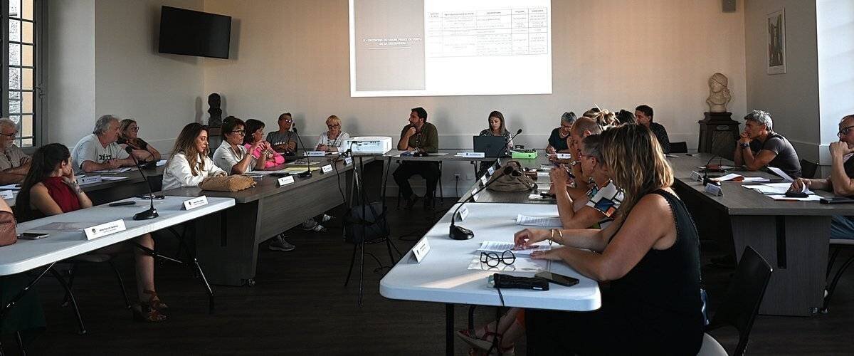 Vue aérienne de Léognan avec ses espaces verts et infrastructure