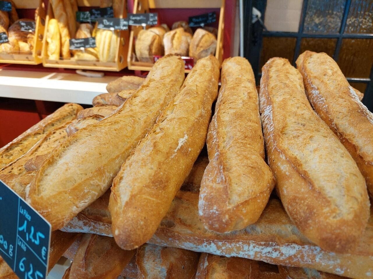 Vitrine endommagée par une voiture à Tours