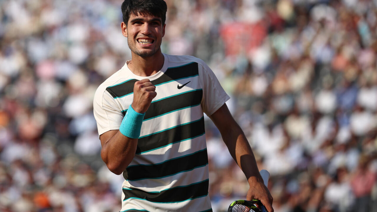 L'Espagnol Carlos Alcaraz lors de sa victoire contre son compatriote Jaume Munar au deuxième tour du tournoi ATP 500 du Queen's à Londres le 19 juin 2025