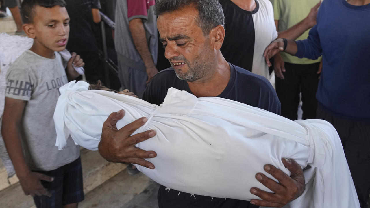 Un Palestinien porte le corps de son enfant tué lors d’une frappe militaire israélienne sur Gaza, à l’hôpital al-Chifa de Gaza-ville, le jeudi 19 juin 2025.