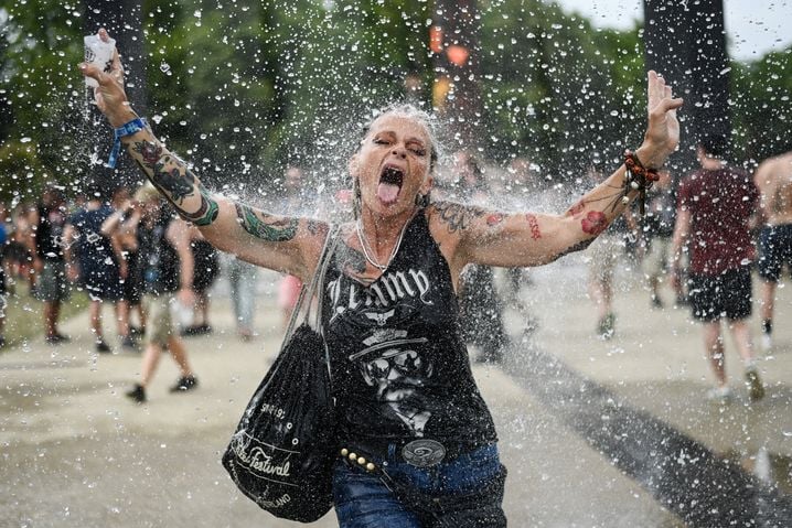 Pour rafraîchir le public, les organisateurs déploient des rideaux d'eau et des brumisateurs.