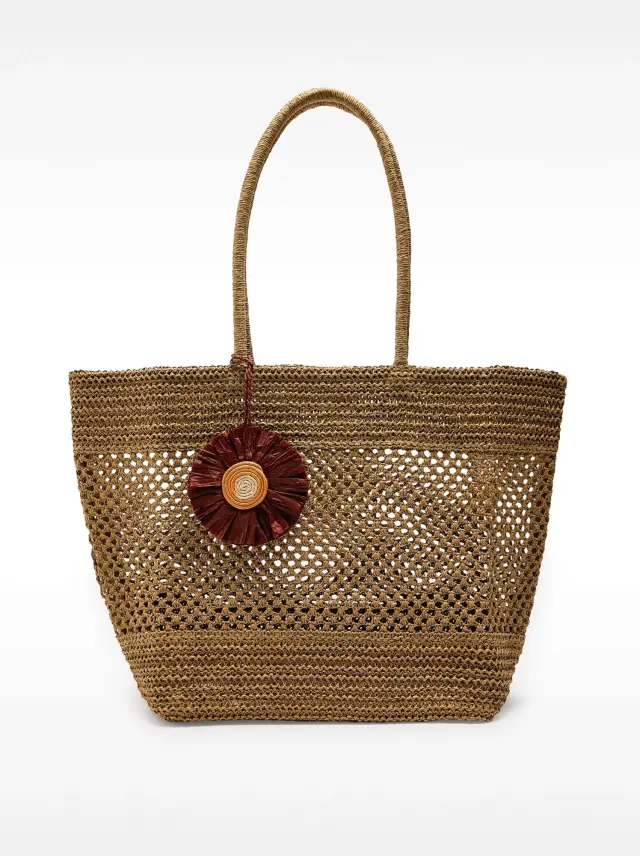 Sac shopper en raphia avec un pendentif floral