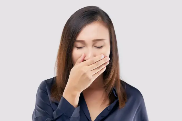 Le reflux gastro-œsophagien se manifeste par des douleurs d'estomac.