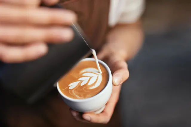 Évitez les boissons excitantes comme le café si l'estomac vous dérange.