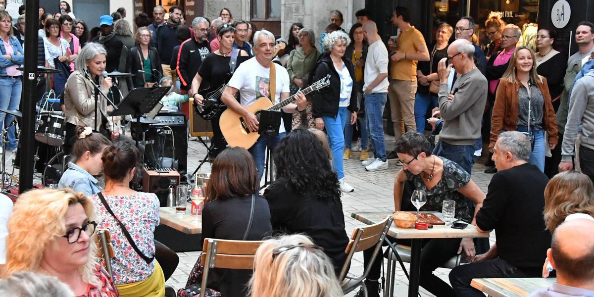 Fête de la musique dans une rue animée de France