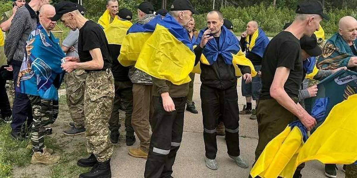 Soldats russes et ukrainiens lors d’un échange de prisonniers