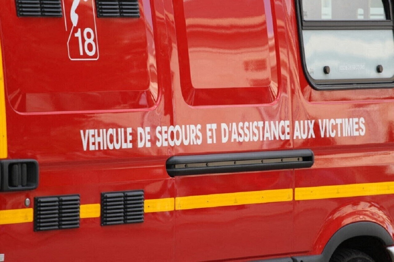 Voiture stationnée en plein soleil avec une température élevée