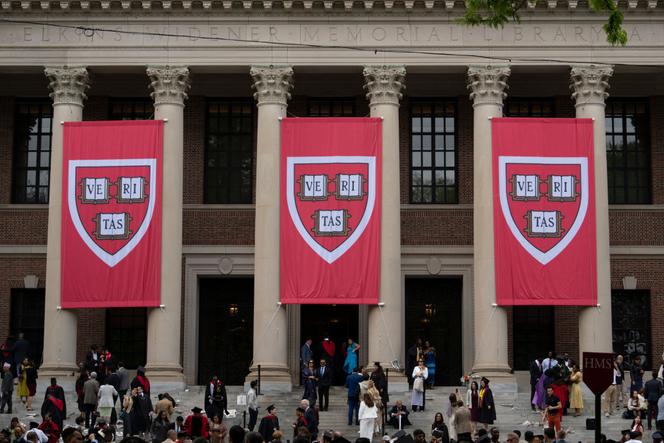 Devant la bibliothèque Widener, le jour de la cérémonie de remise des diplômes, à l’université Harvard, à Cambridge (Massachusetts), le 29 mai 2025.