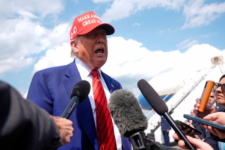 Donald Trump parlant aux journalistes à l'aéroport municipal de Morristown, NJ, 2025