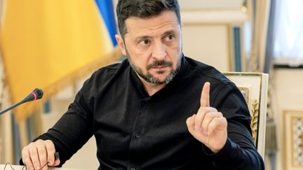 Le président ukrainien Volodymyr Zelensky lors d'une conférence de presse à Kiev, le 4 juin 2025. (TETIANA DZHAFAROVA / AFP)