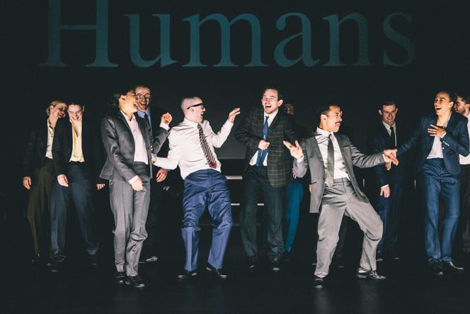 Les danseurs du Nederlands Dans Theater dans « Figures in Extinction », de Crystal Pite et Simon McBurney, au théâtre Amare, à La Haye (Pays-Bas), en 2024.
