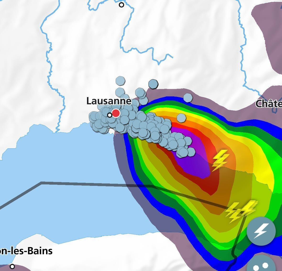 Carte météorologique montrant une tempête près de Lausanne avec des nuages colorés indiquant l’intensité et des éclairs symbolisés.