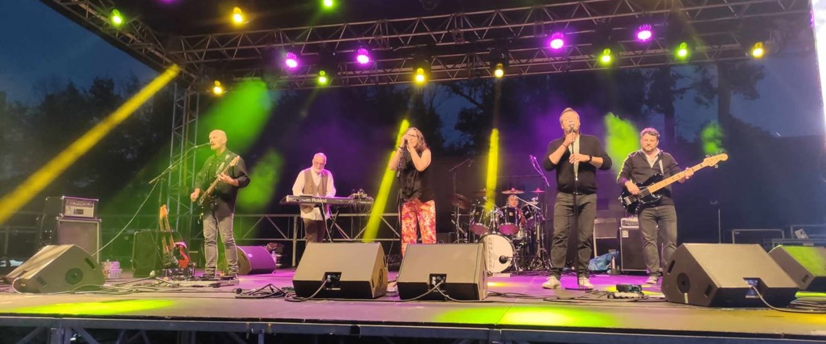 Concert de groupe musical en plein air à Vielle-Aure