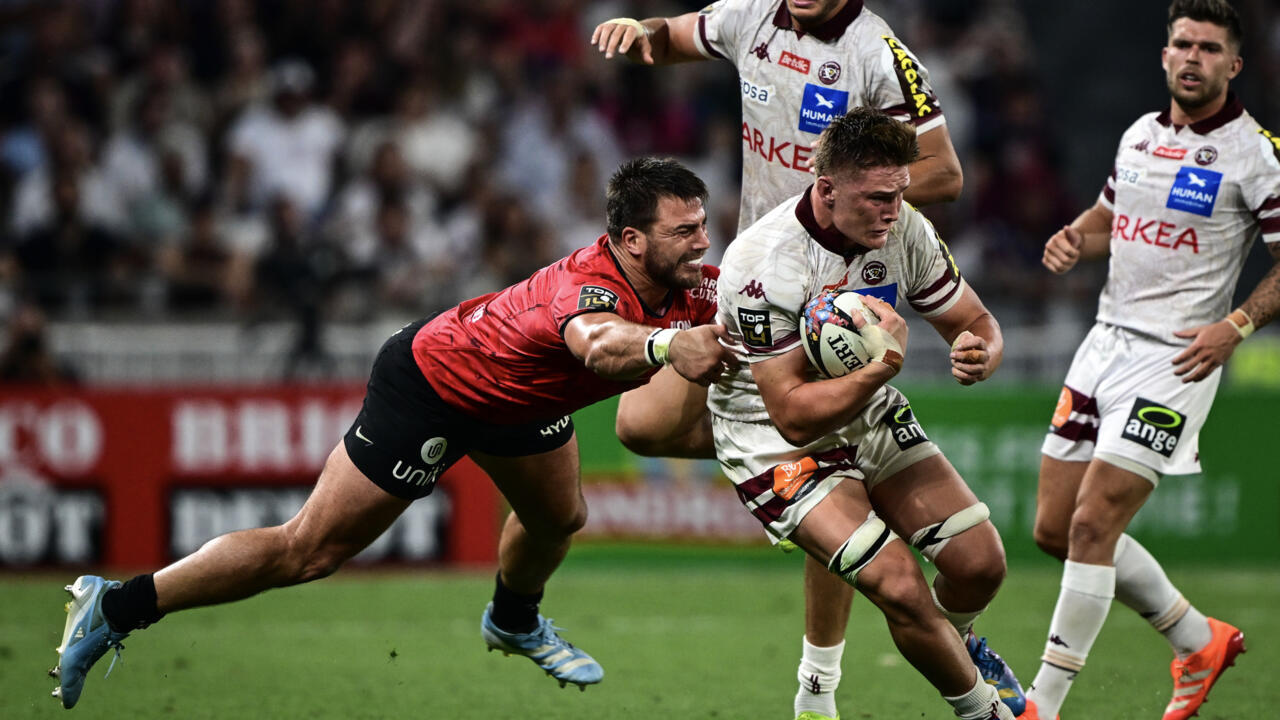 Le joueur de Bordeaux-Bègles Marko Gazzotti (2e à partir de la droite) échappe au joueur de Toulon Facundo Isa (en rouge) lors de la demi-finale du championnat de France de rugby Top14 entre l'Union Bordeaux-Bègles et le Rugby Club Toulonnais au Groupama Stadium à Décines-Charpieu le 21 juin 2025.