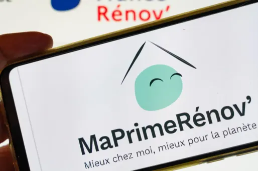 Le gouvernement avait précédemment annoncé une suspension 'd'ici le 1er juillet', une date anticipée après avoir reçu des centaines de dossiers par jour en juin.