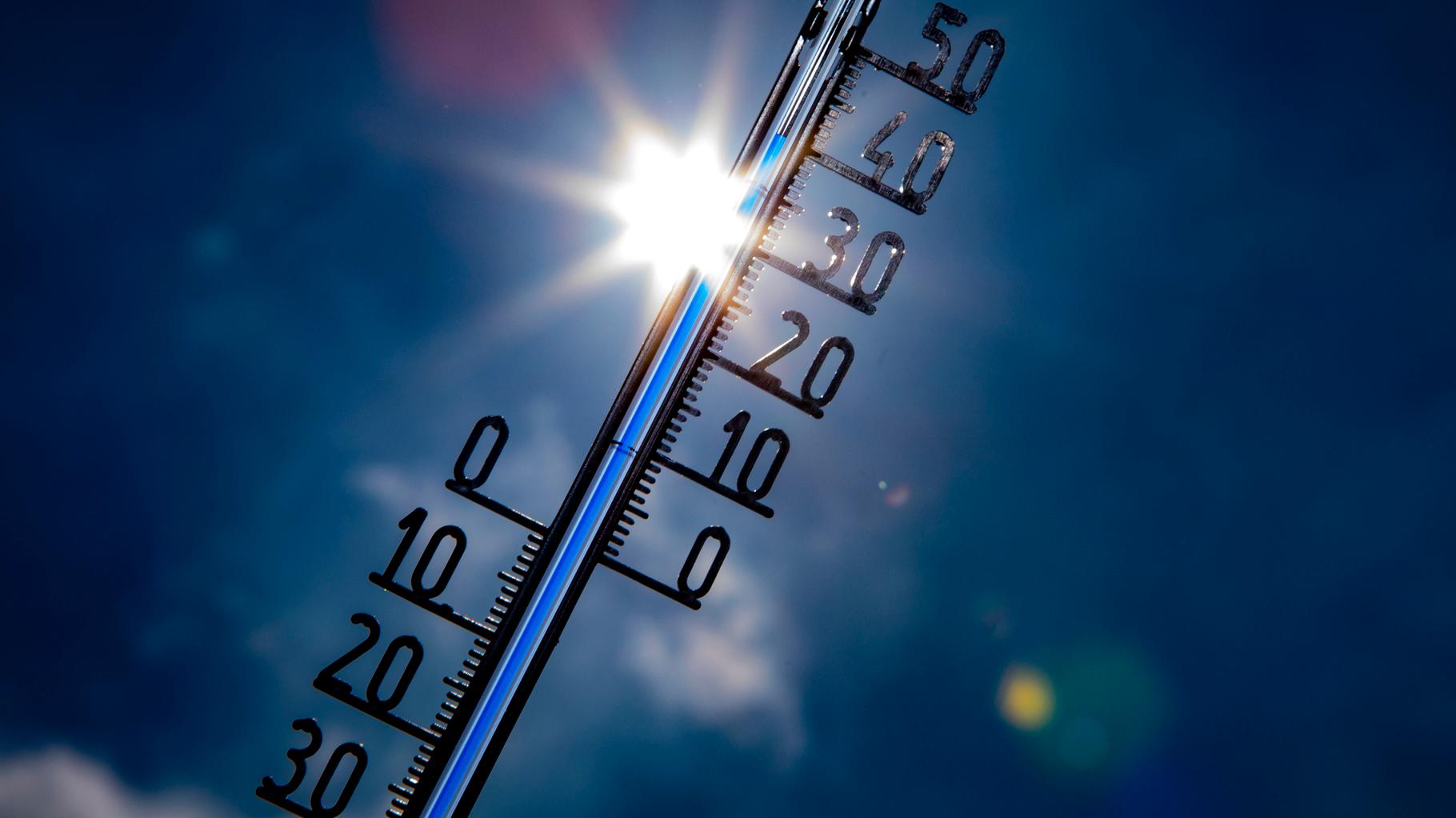 Personne se protégeant de la chaleur au soleil