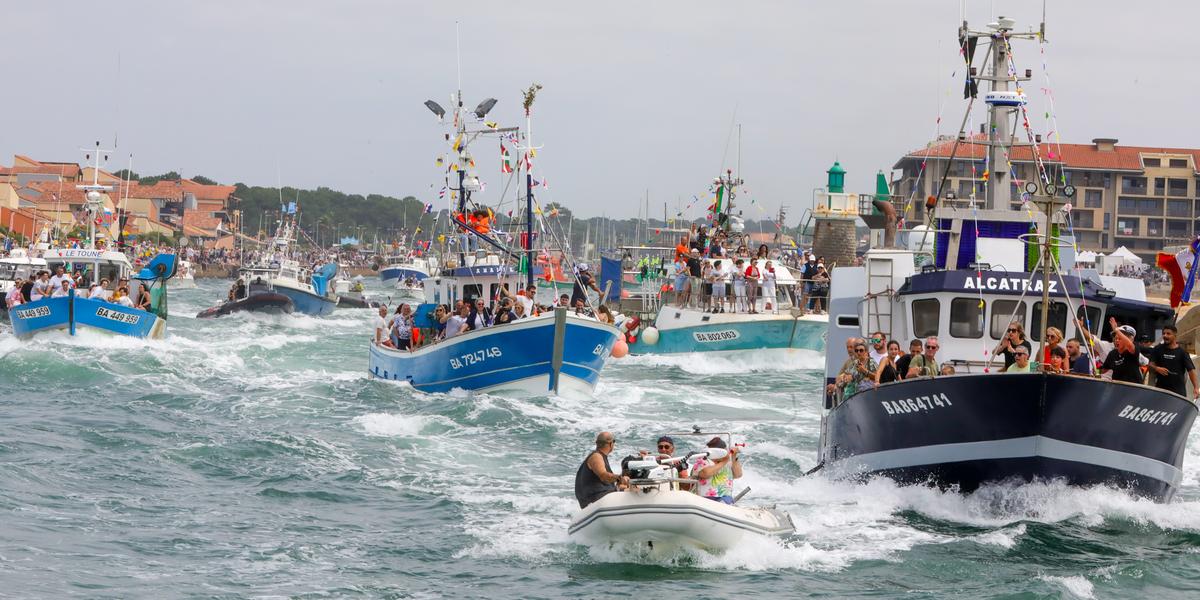 Fête de la mer à Capbreton, foule réunie autour des activités nautiques