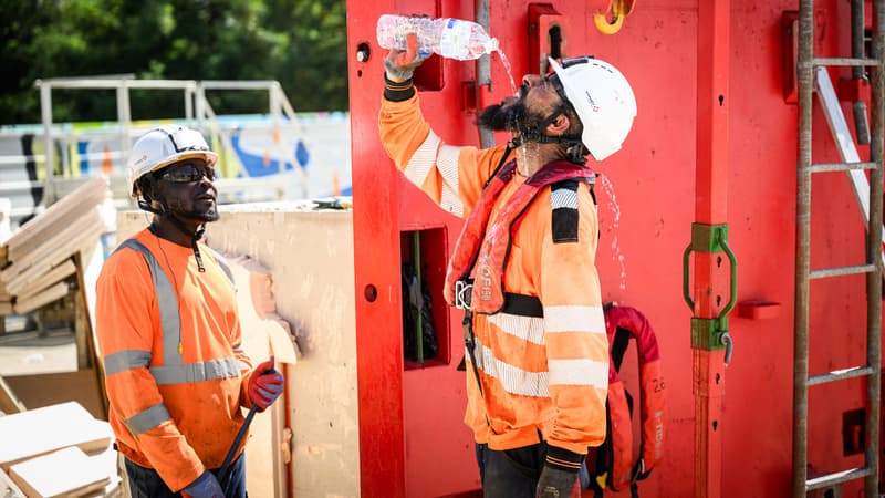 Un ouvrier se rafraîchit avec de l'eau sur un chantier, alors qu'une vague de chaleur frappe la France, à Nantes, le 19 juin 2025.