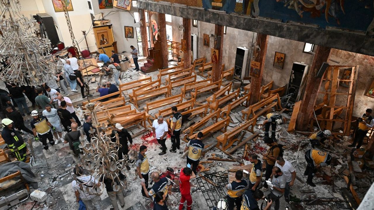 Eglise endommagée après l'attentat à Damas