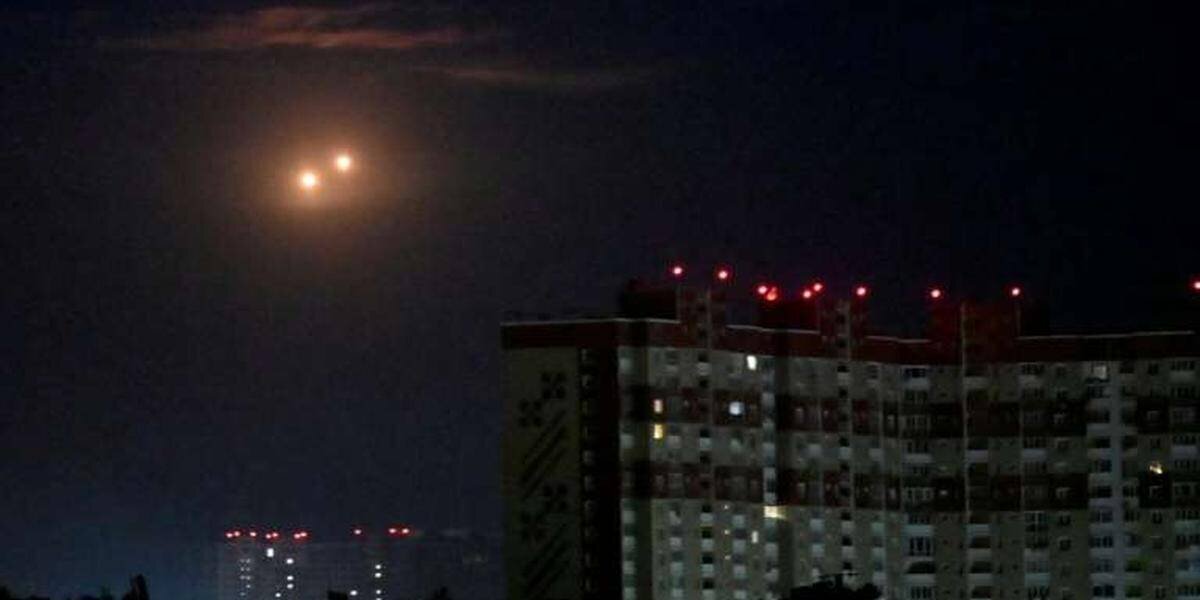 Des habitants se refugient dans un sous-sol à Kiev pendant une attaque