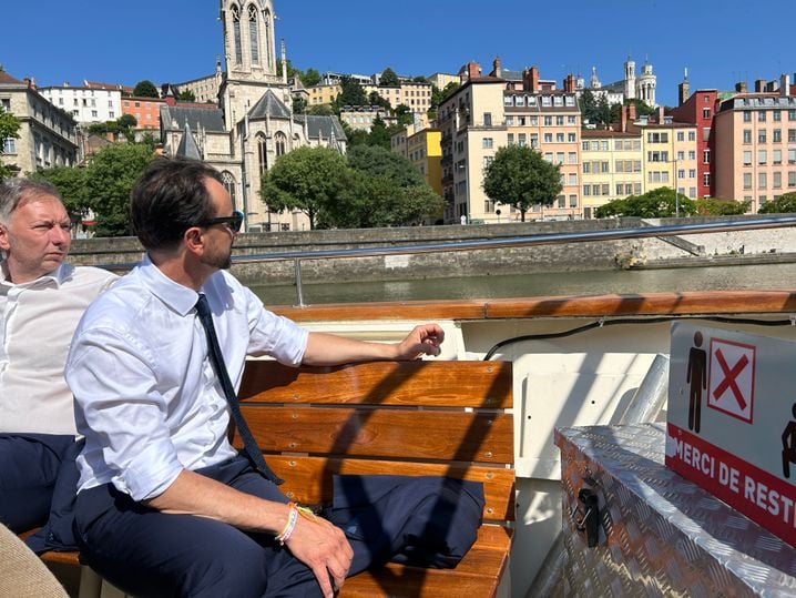Le maire de Lyon profitant de la ville sur le Navigone