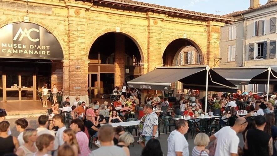 Fête de la musique à L’Isle-Jourdain, scène avec musiciens et foule en fête