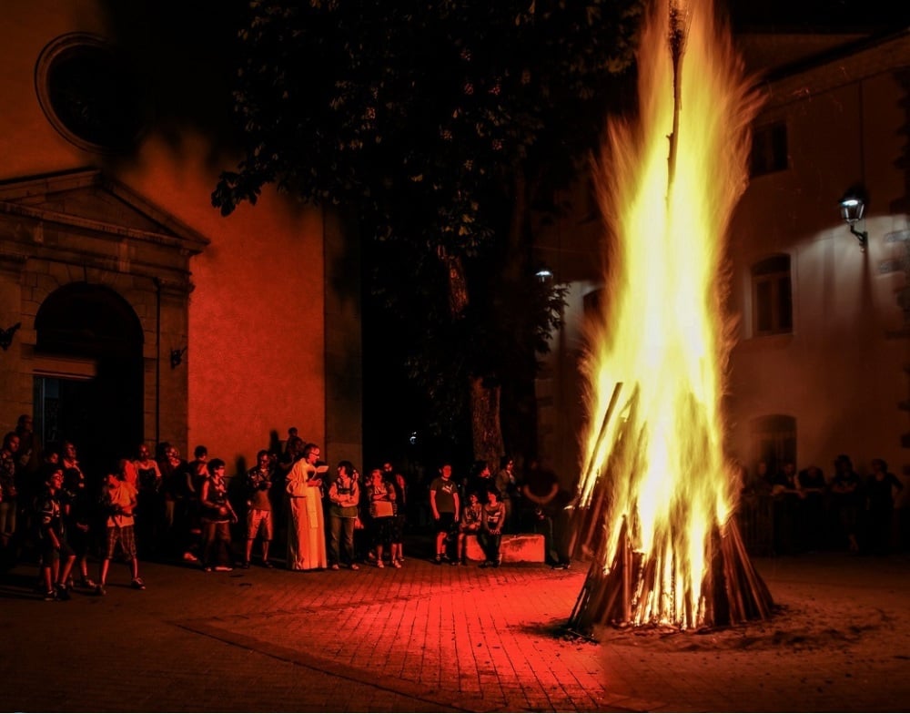 Feu de la Saint-Jean sur la place de l'église