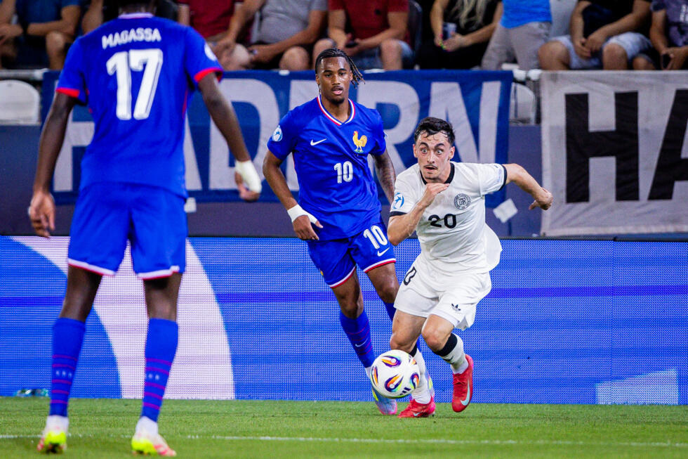 Le milieu de terrain de l'équipe d'Allemagne Paul Nebel dans la défense de l'équipe de France en demi-finale de l'Euro Espoirs le 25 juin 2025 à Kosice en Slovaquie