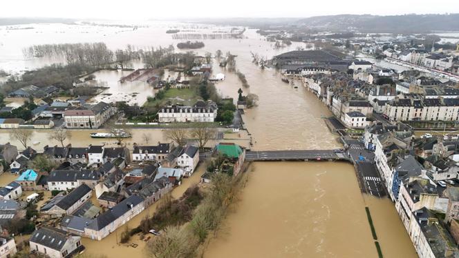 Une zone résidentielle submergée par les eaux, à Redon (Ille-et-Vilaine), le 31 janvier 2025.