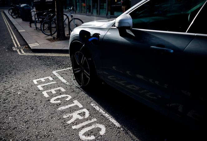 Une voiture électrique en train d’être rechargée, à Londres, le 18 novembre 2020.
