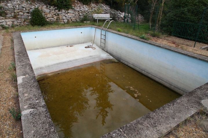 En cas de mauvais entretien, il est parfois nécessaire de vider et de remplir toute une piscine, soit une consommation moyenne de 50 m3 d'eau.