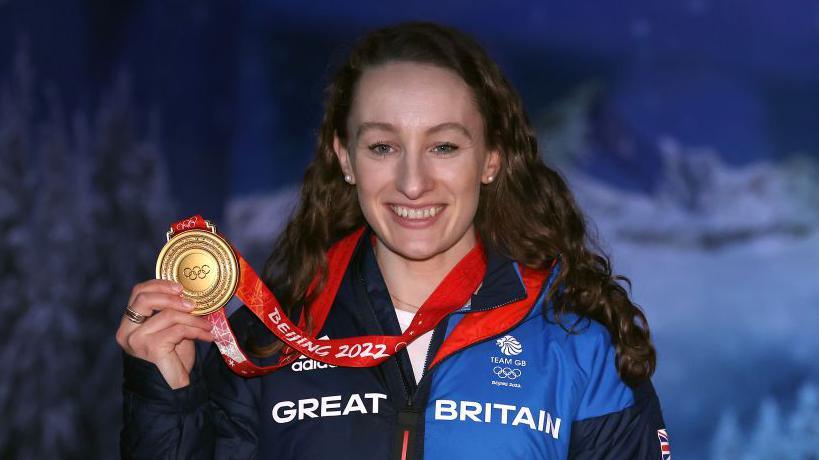 Jennifer Dodds présente sa médaille d'or olympique à Pékin 2022