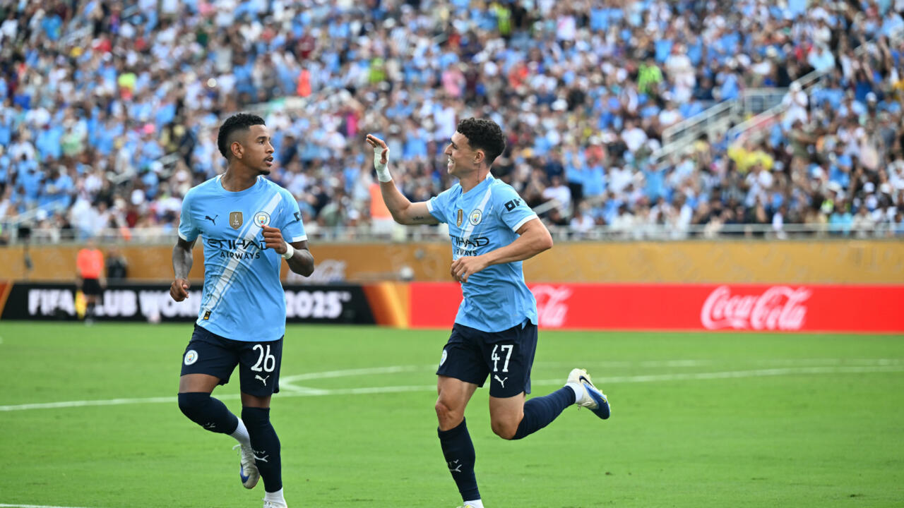 Le Brésilien Savinho (gauche) et l'Anglais Phil Foden célèbrent lors de la victoire de Manchester City contre la Juventus Turin en phase de groupes du Mondial des clubs à Orlando (Floride) le 26 juin 2025