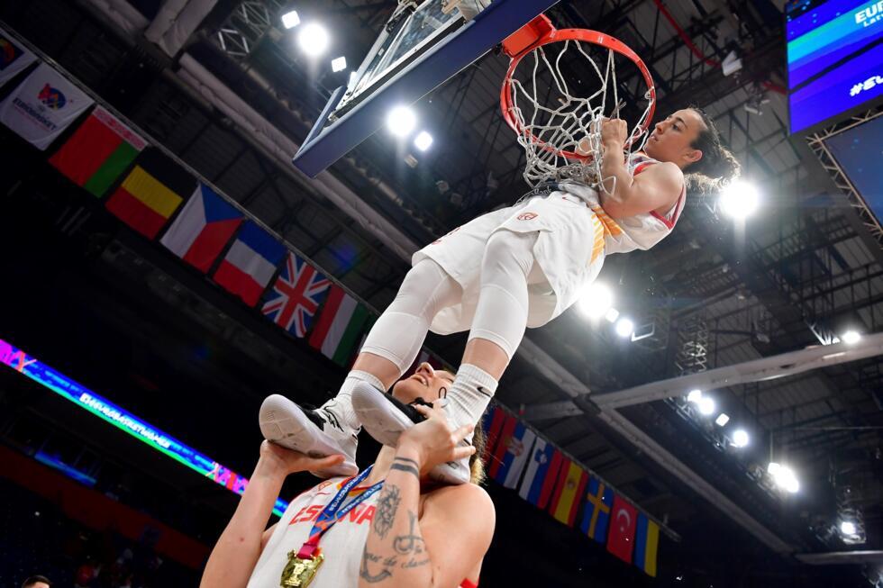 Silvia Dominguez découpe le filet après la victoire face à la France en 2019