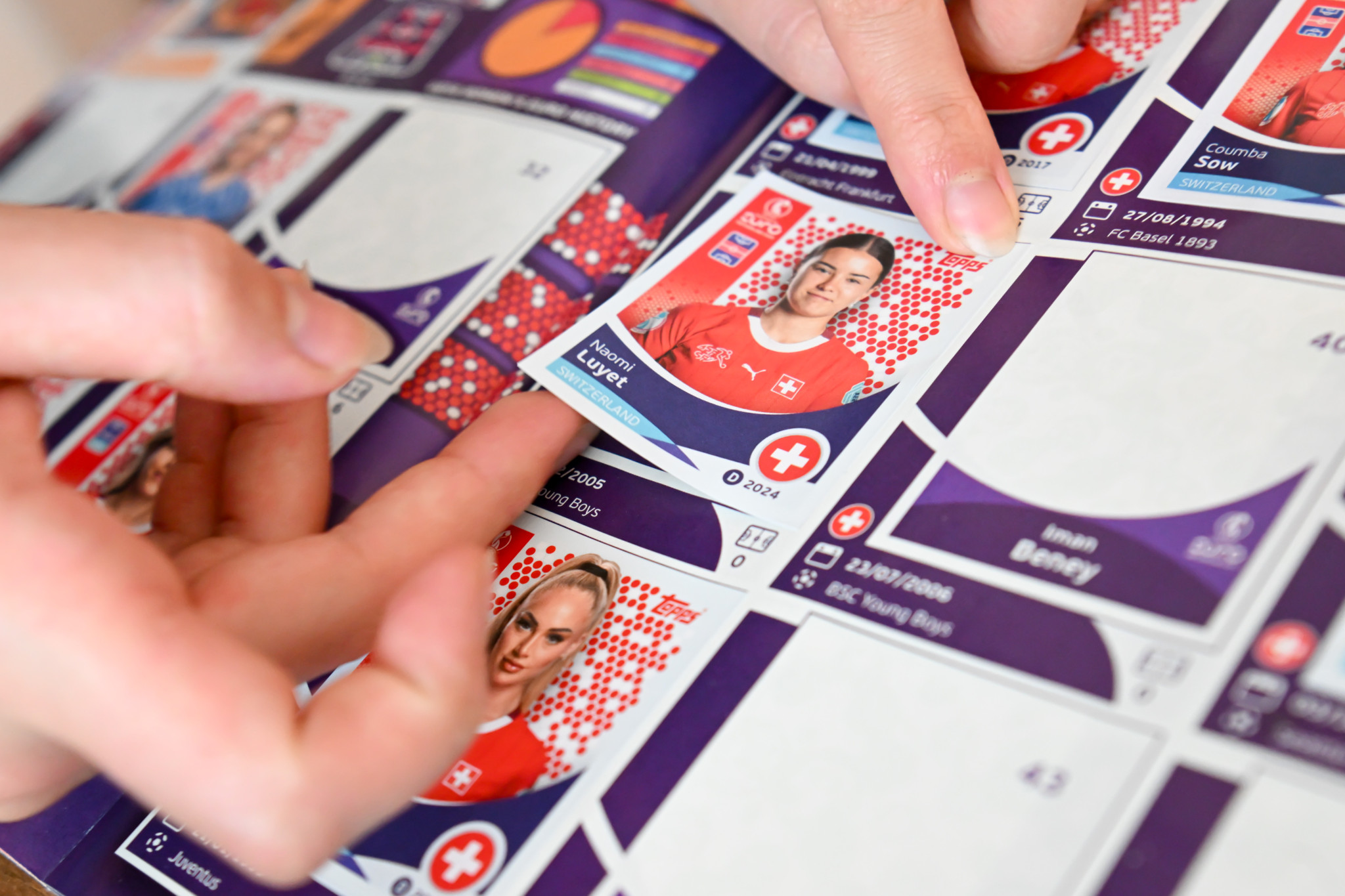 Autocollant de Naomi Luyet lors de l'EURO Féminin 2025 à Berne.
