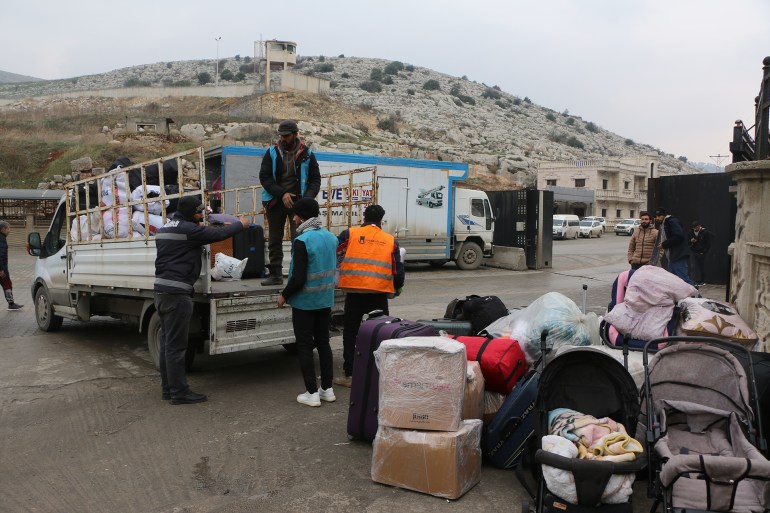 Retour de réfugiés syriens avec leurs meubles via le point de passage de Bab al-Hawa à la frontière nord de la Syrie avec la Turquie