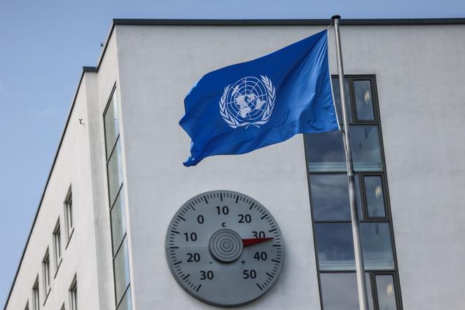 Le thermomètre du bâtiment de la convention-cadre des Nations unies sur le changement climatique affiche 32 °C lors des négociations climatiques intermédiaires à Bonn, Allemagne.