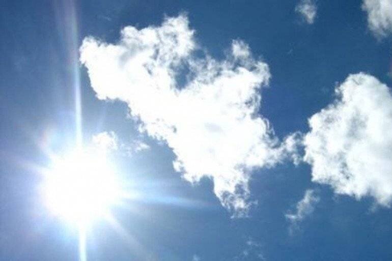 Soleil d'été lumineux sur la côte française