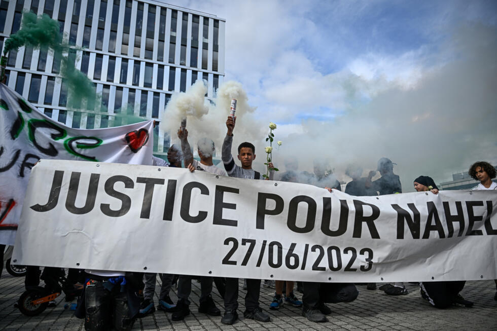 Des manifestants demandant 'Justice pour Nahel', rassemblés à Nanterre, le 27 juin 2025