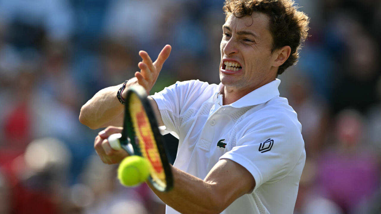 Ugo Humbert opposé à l'Américain Jenson Brooksby en demi-finale sur le gazon d'Eastbourne, le 27 juin 2025