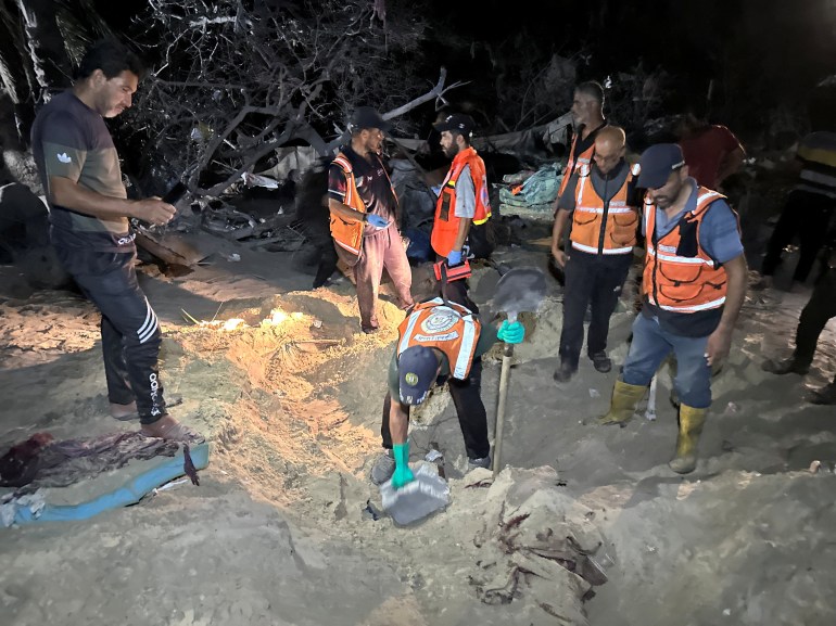 Secouristes palestiniens sur le site après des frappes israéliennes sur un camp de tentes abritant des déplacés à Khan Younis, bande de Gaza, 10 septembre 2024