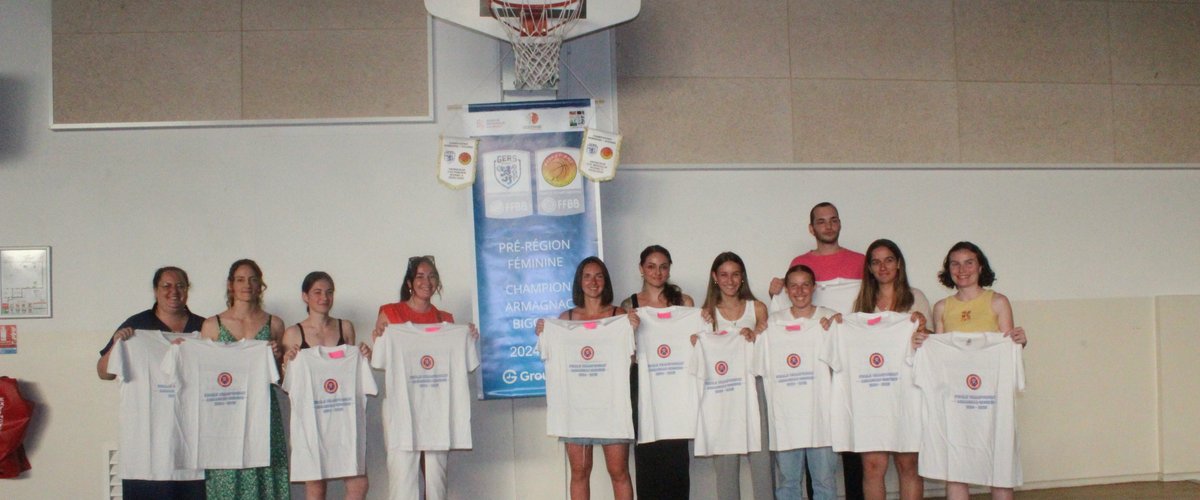 Salle de sport avec équipe de basket en action