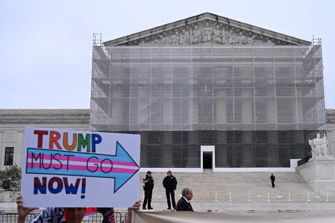Pancarte anti-Trump devant la Cour suprême des Etats-Unis, à Washington, le 27 juin 2025.