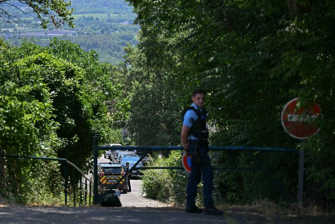 Des gendarmes sécurisent un périmètre près du site de la fusillade mortelle, lors d’un mariage, à Goult (Vaucluse), le 22 juin 2025.