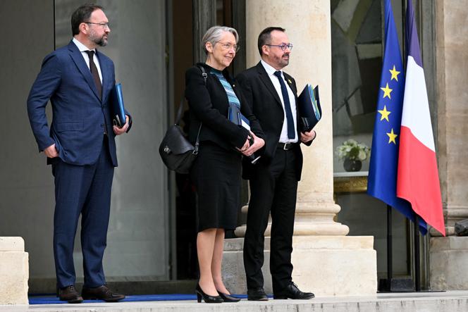 La ministre de l’éducation nationale, de l’enseignement supérieur et de la recherche, Elisabeth Borne, et le ministre chargé de la santé et de l’accès aux soins, Yannick Neuder à Paris.