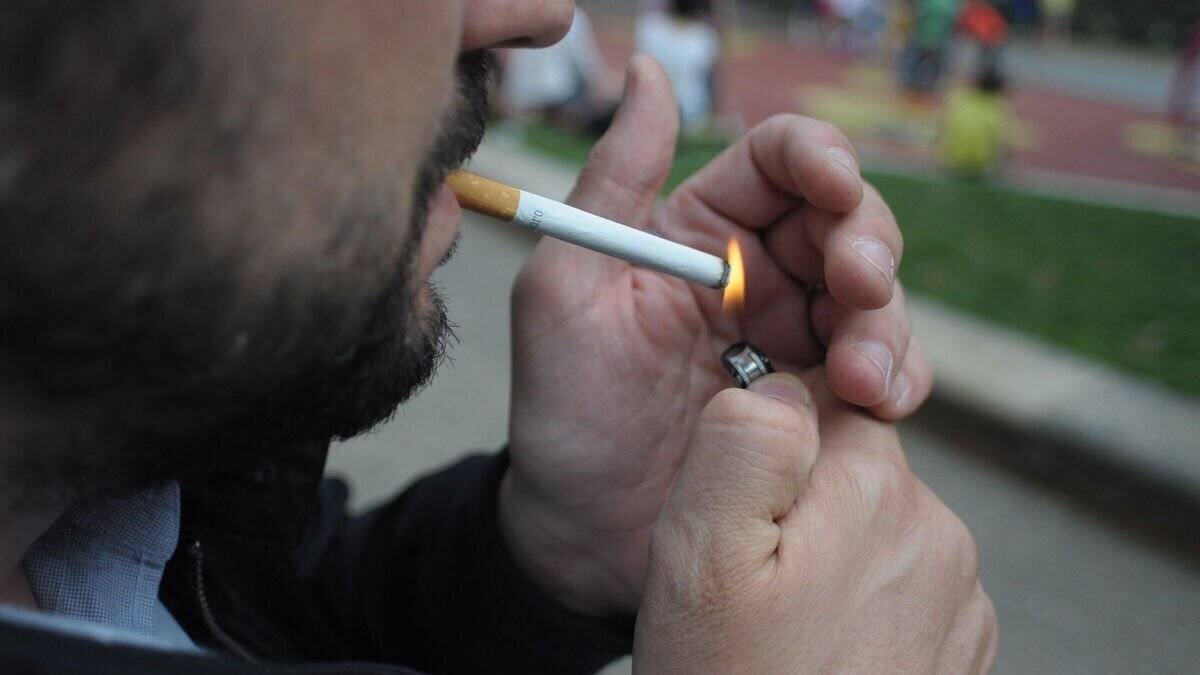 Personne fumeur dans un parc avec espace interdit