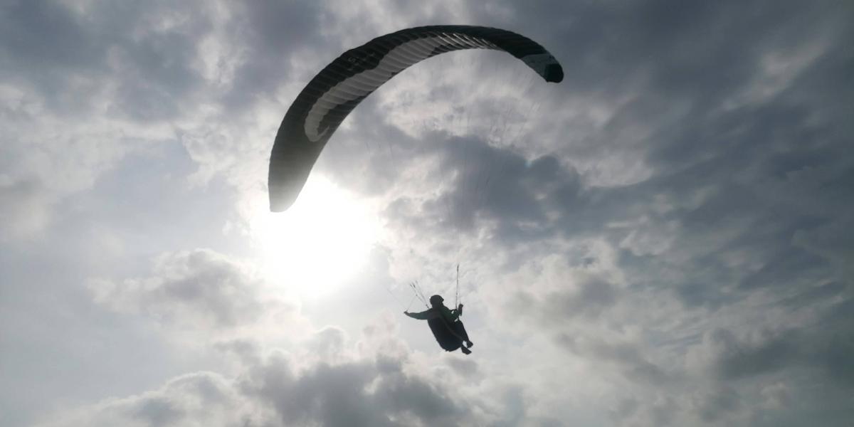 Parapente en situation d'urgence sur le lac d’Annecy