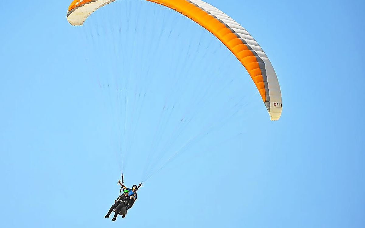 Vue aérienne du lac d’Annecy avec parapente